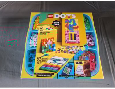 **UNRESERVED** LIFETIME COLLECTION OF LEGO PART... - Lot 216