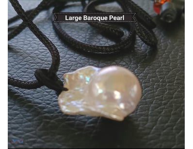 LARGE WHITE BAROQUE PEARL ON BLACK CORD        

C...