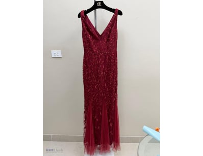 BURGUNDY BEADED EVENING GOWN WITH TULLE SKIRT

Ite...