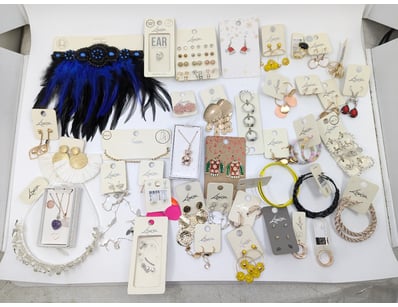 COLLECTION OF JEWELLERY PIECES INCLUDING NECKLACES...