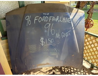 1996 Ford Fairlane Bonnet, small dent

Onsite

L...