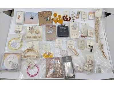 COLLECTION OF JEWELLERY PIECES INCLUDING RINGS, EA...