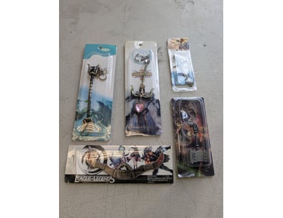 Collection of five licensed gaming merchandise key...