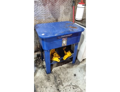 MOSTLY UNRESERVED 4x4 WORKSHOP BUSINESS CLOSURE... - Lot 235