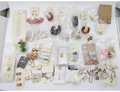 COLLECTION OF JEWELLERY PIECES INCLUDING RINGS, EA...