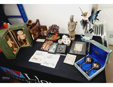 VARIETY OF COLLECTIBLES AND DECORATIVE ARTS, ITEMS...