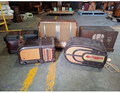 COLLECTION OF VINTAGE BAKELITE RADIOS AND AUDIO EQ...