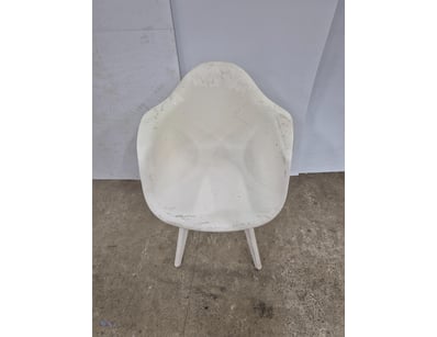 Chair, white

Dimensions: H: 85cm W: 63cm D: 59cm...