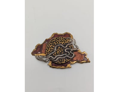 HANDCRAFTED SILVER, COPPER, ALUMINUM BROOCH

Tas...