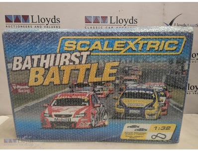 SCALEXTRIC BATHURST BATTLE SLOT CAR RACING SET

Vi...