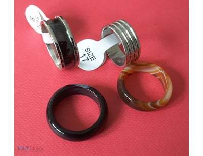 4 ASSORTED STAINLESS STEEL AND STONE RINGS        ...