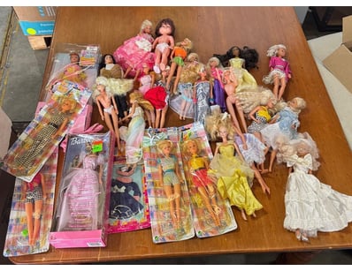 doll collection comprising dolls from various eras...