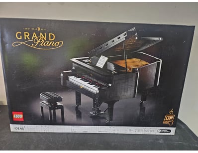 **UNRESERVED** LIFETIME COLLECTION OF LEGO PART... - Lot 761