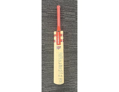 SIGNATURE VIPER CRICKET BAT SIGNED BY AUSTRALIAN C...