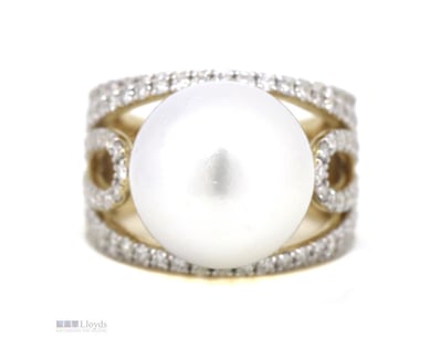 THE CENTRE FEATURES, ONE NEAR ROUND, WHITE WITH SI...