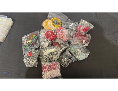 Assorted decorative patches 

Note: sold as lot
...