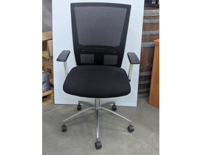 Office chair, netted backing, on wheels

Note: con...