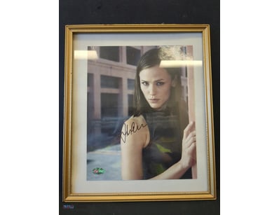 AUTOGRAPHED PHOTOGRAPH OF JENNIFER GARNER.

Item S...