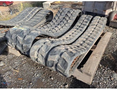 Pallet of used excavator tracks 

Dimensions: 230W...