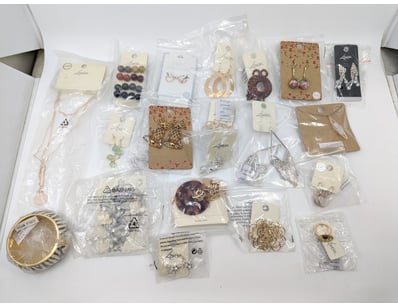 COLLECTION OF JEWELLERY PIECES INCLUDING BANGLES, ...