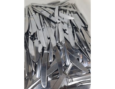 Knives, Silver metal finish.

Unknown quantity....
