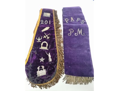 VINTAGE MASONIC SASH WITH EMBROIDERED REGALIA - 20...