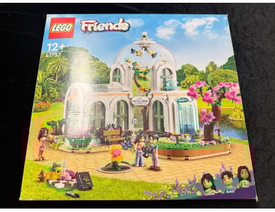 **UNRESERVED** LIFETIME COLLECTION OF LEGO PART... - Lot 571