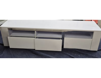 White entertainment unit with draws 

Approx Dim...