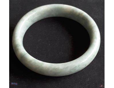 CHINESE LIGHT GREEN JADE BANGLE        

Condition...
