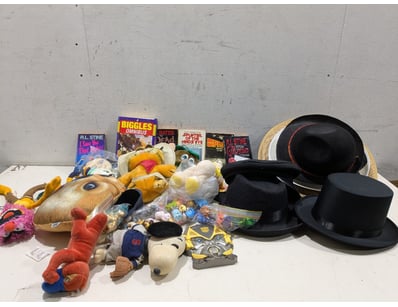 Extensive vintage collectibles collection featurin...