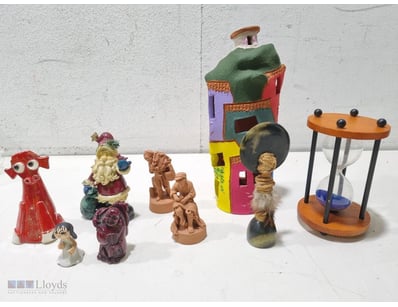 Charming vintage collectible lot featuring festive...