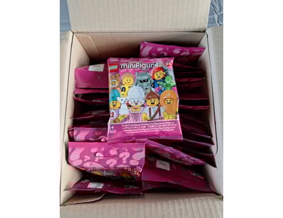 **UNRESERVED** LIFETIME COLLECTION OF LEGO PART... - Lot 220