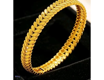 GOLD PLATED LEAF PATTERN OPENING BANGLE        

C...