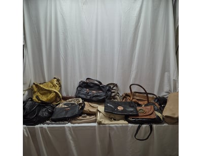 Designer Vault (A983) - Lot 7254