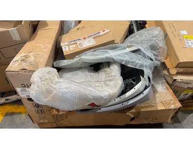 Assorted Suzuki car parts including bumpers and pa...