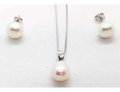 PEARL STUD EARRINGS AND SILVER NECKLACE SET

Marki...