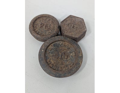 COLLECTION OF ANTIQUE INDUSTRIAL WEIGHTS - 2LB, 1K...