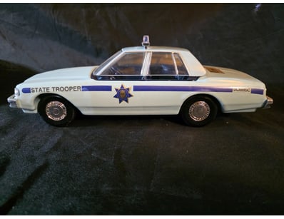 DIE-CAST STATE TROOPER POLICE DECANTER CAR MODEL C...