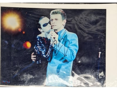 SIGNED PHOTOGRAPH OF DAVID BOWIE WITH CERTIFICATE ...