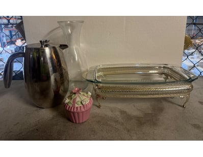 Assorted eselection of homewares and ornaments 

N...