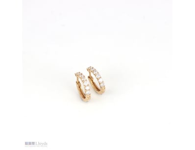 0.22 CT ROUND DIAMOND HUGGIE HOOP EARRINGS IN 18KT...