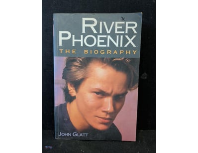 RIVER PHOENIX THE BIOGRAPHY BY JOHN GLATT

Conditi...