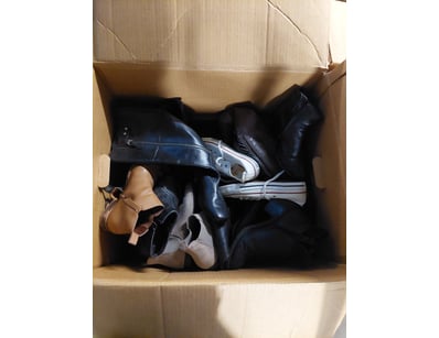 Mixed footwear lot containing approximately 6-8 pa...