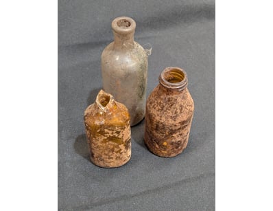 COLLECTION OF MEDICINAL GLASS BOTTLES AND VESSELS...