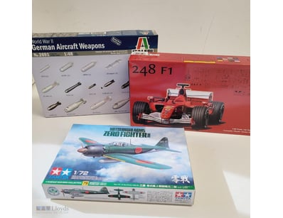 LOT OF THREE PLASTIC SCALE MODEL KITS - WWII AIRCR...
