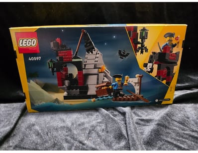 LEGO SET 40597 PIRATE SHIP CASTLE BUILDING SET

...