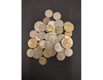 ASSORTED SINGAPORE CURRENCY, COINS INCLUDE FIVE CE...