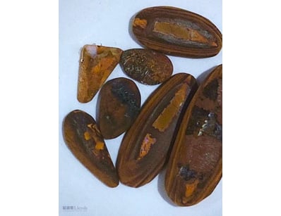 468 CARATS YOWAH NUT AND BOULDER ROUGH.        

C...