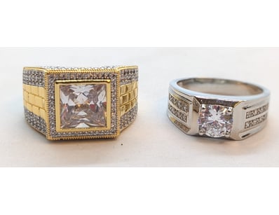 TWO FAUX GOLD AND SILVER COLOURED STONE RINGS

Con...