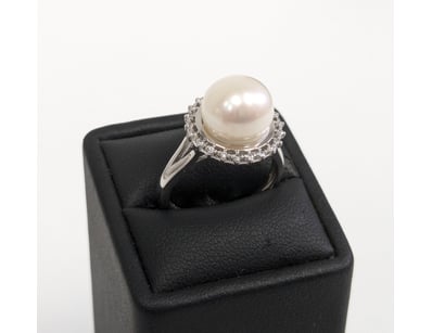 SOUTH SEA PEARL RING ON 925 SILVER

Item Size: H...